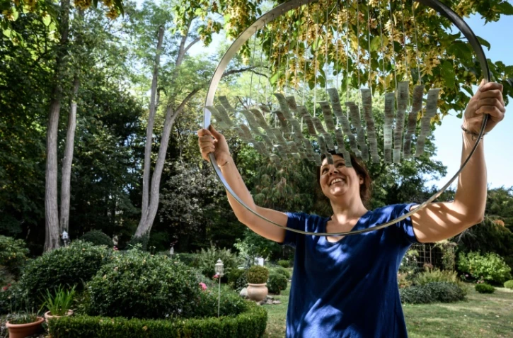 La sculptrice Manon Damiens installe ses oeuvres dans le jardin d'un habitant de Saint-Saturnin dans le cadre du festival "Les jours de Lumière" le 26 septembre 2019