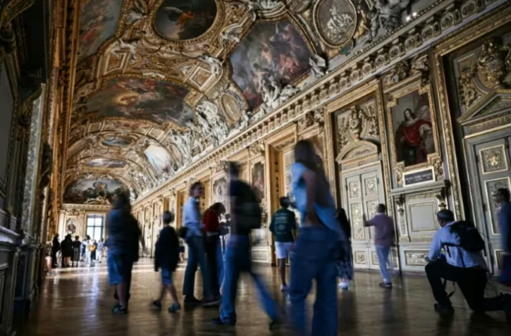 Au musée du Louvre les syndicats signent un accord de sortie de crise avec la direction ( POOL / LOU BENOIST )