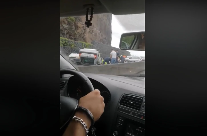Voiture sur le toit sur la Route du Littoral, 2 km de bouchon vers Saint-Denis