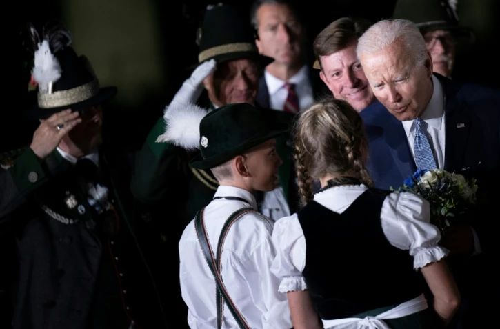 Le président américain Joe Biden, accueilli à son arrivée à Munich (Allemagne), par des enfants en costumes traditionnels bavarois, le 25 juin 2022, à la veille du sommet du G7 