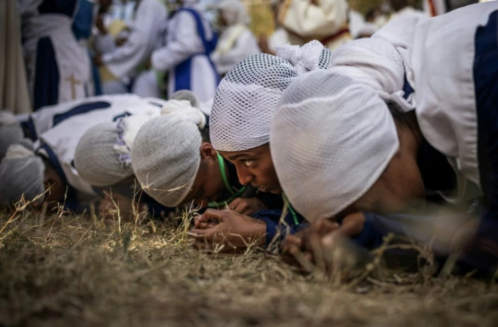 Prières à la veille de la fête éthiopienne orthodoxe de Timkat à Gondar, principale ville de la région de l'Amhara théâtre d'un conflit armé depuis plusieurs mois, le 19 janvier 2024