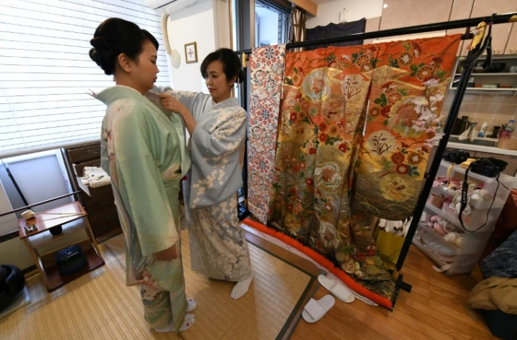 Kahori Ochi (d) avec une cliente néerlandaise dans sa boutique de kimonos en location, le 30 mars 2018 à Tokyo