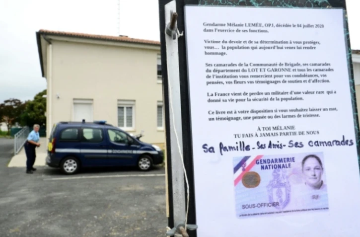 Un livre hommage devant la gendarmerie de L'Aiguillon, le 6 juillet 2020, à la mémoire de la défunte gendarme Mélanie Lemee, mortellement heurtée par une voiture à un poste de contrôle militaire à Port Sainte-Marie, près d'Agen ( AFP / MEHDI FEDOUACH )