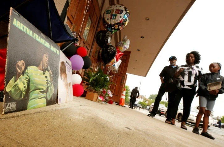 Un mémorial à la mémoire d'Aretha Franklin devant la New Bethel Baptist Church de Detroit devenu lieu de recueillement après le décès de la Reine de la Soul, le 16 août 2018    