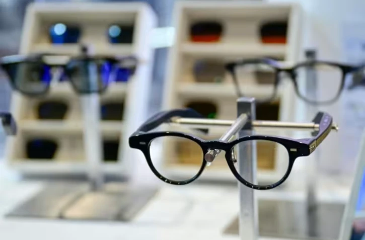 Des lunettes connectées avec IA à Berlin le 4 septembre 2026 ( AFP / Tobias SCHWARZ )