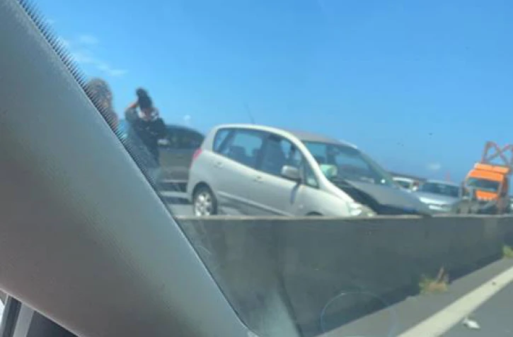 Route du Littoral : Déjà un kilomètre de bouchons après un accident 