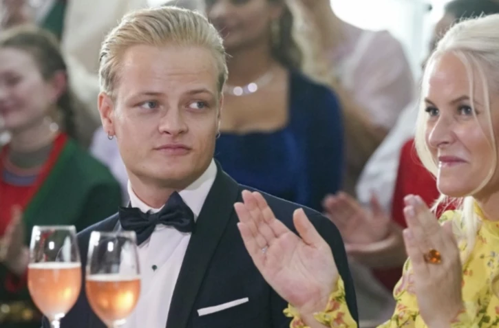 Le fils aîné de la princesse héritière de Norvège Mette-Marit Marius Borg Høiby, assis à côté de sa mère, à Oslo, en Norvège, le 16 juin 2022 ( NTB / LISE ASERUD )