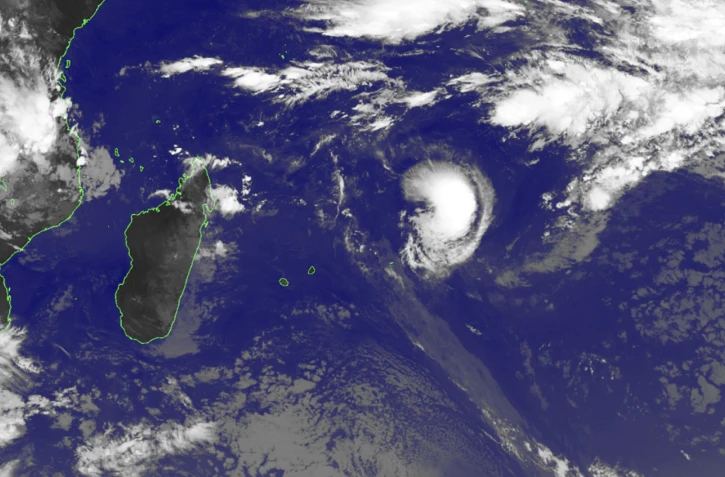 À 1.535 km à l'est-nord-est de La Réunion, le cyclone tropical Grant s'affaibli