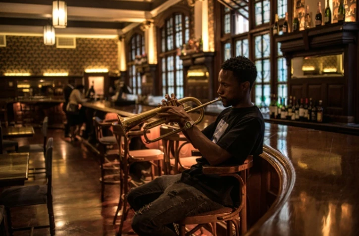 Un musicien joue dans le bar du Rand Club de Johannesburg avant le traditionnel dîner de Noël le 6 décembre 2018