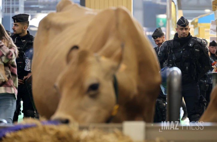 Heurts et sifflets au Salon de l'agriculture, les manifestants cherchent Macron [?]