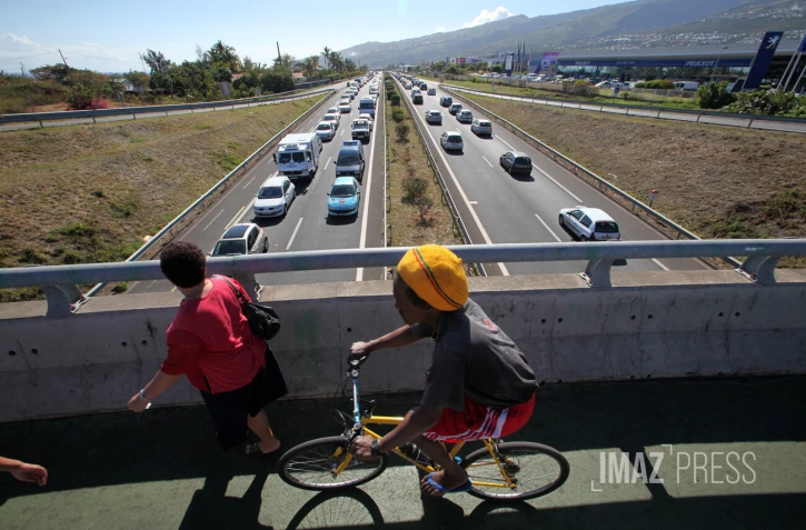 embouteillage contraste avec une personne à pied et l'autre en vélo