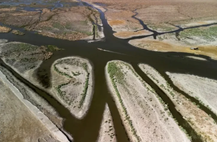 Vue aérienne des marais asséchés de Chibayich, le 23 juin 2023 dans le sud de l'Irak ( AFP / Asaad NIAZI )