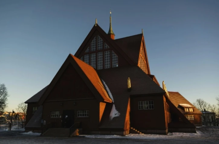 La célèbre église en bois rouge de Kiruna, dans le nord de la Suède