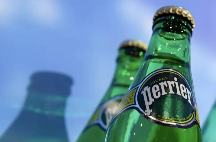 Bactéries "d’origine fécale" : deux millions de bouteilles d'eau Perrier détruites "par précaution" [?]
