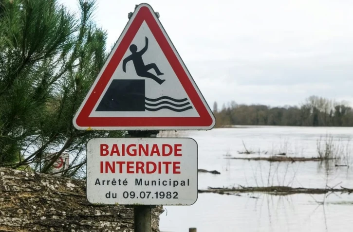 Un panneau "baignade interdite" à Saint-Gemmes-sur-Loire, le 14 juin 2026. (JEAN-MICHEL DELAGE / HANS LUCAS / AFP)