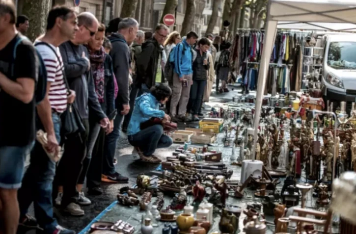 Brocanteurs, moules-frites et fête: après deux ans d'absence, la braderie de Lille revient