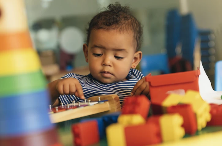 Un bébé joue 