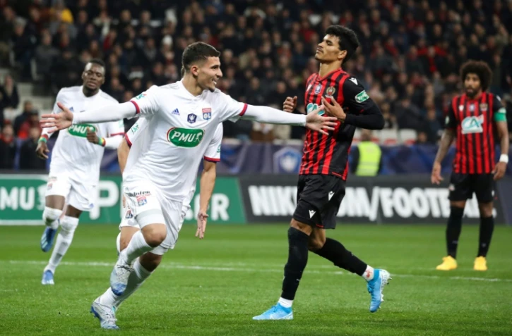 Le milieu de Lyon Houssem Aouar marque le penalty de la victoire et de la qualification 2-1 à Nice en 8es de finale de la Coupe de France le 30 janvier 2020 à l'Allianz Riviera