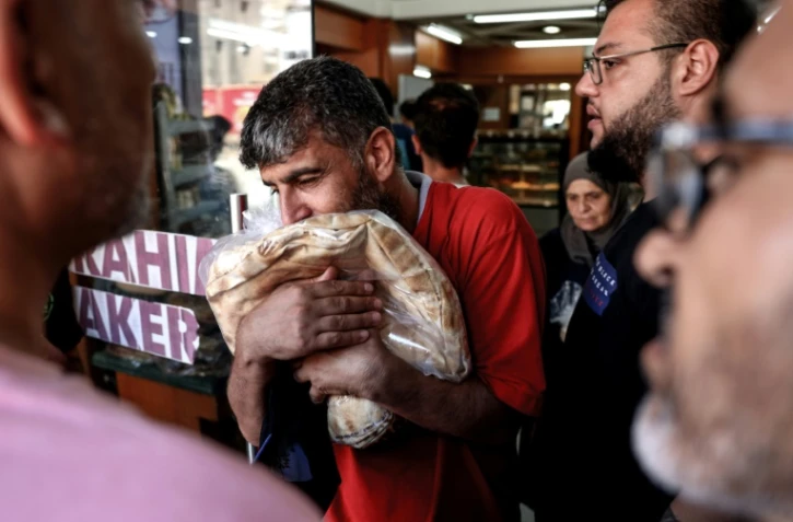 Un Libanais tient un sac de pain dans la capitale Beyrouth, le 29 juillet 2022