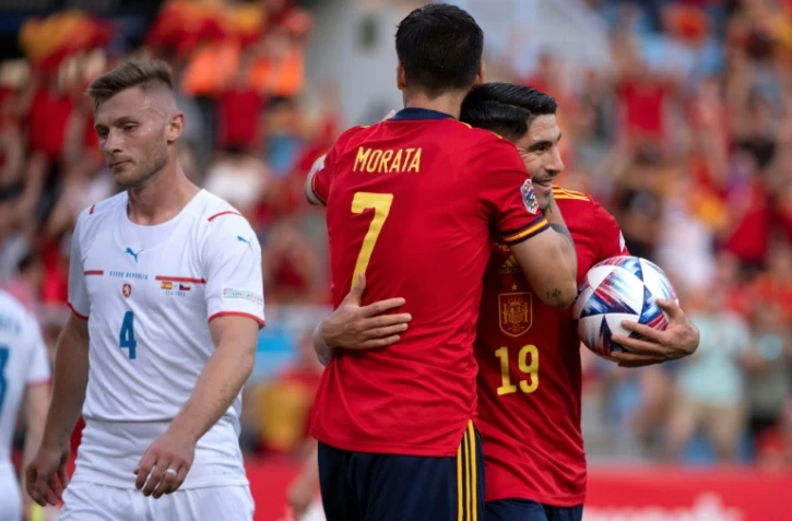 Le milieu de terrain espagnol Carlos Soler (d) célèbre son but face à la République tchèque, lors de leur match de Ligue des nations, le 12 juin 2022 à Malaga