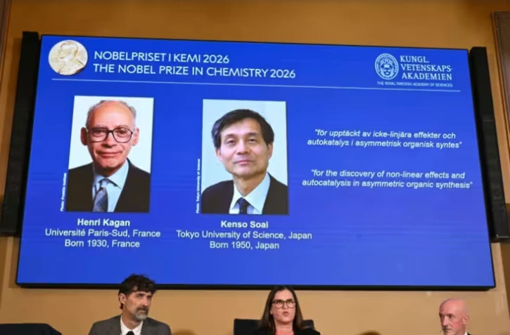 Les Nobel de Chimie, le Français Henri Kagan et le Japonais Kenso Soai, sur un écran lors de la remise du prix à Stockholm, en Suède, le 7 octobre 2026 ( AFP / Jonathan Nackstrand )