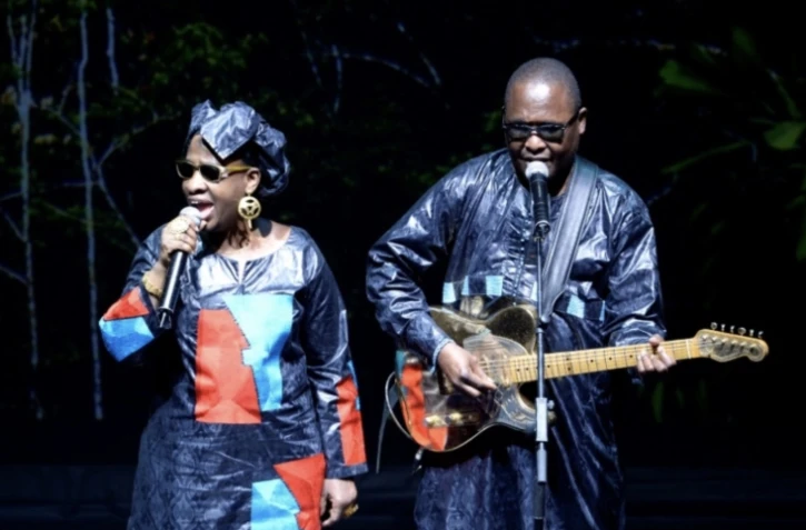Les musiciens maliens Amadou Bagayoko (à droite) et Mariam Doumbia, du duo Amadou et Mariam, au théâtre Mogador à Paris, le 7 décembre 2015 