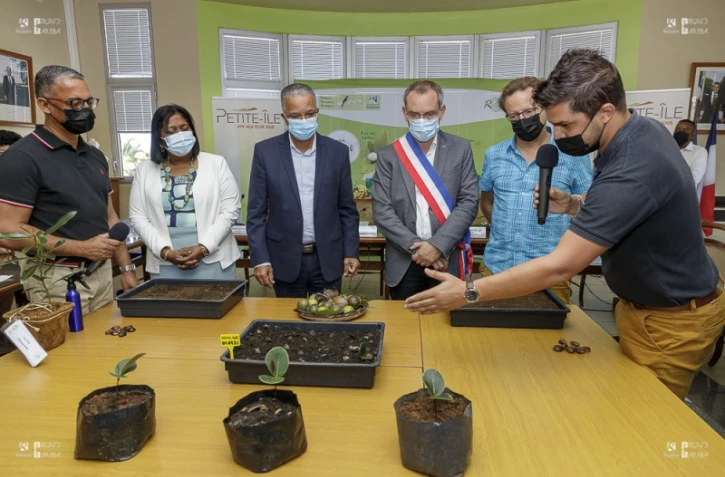 Petite Ile Département Signature de la convention plan 1 million d'arbres