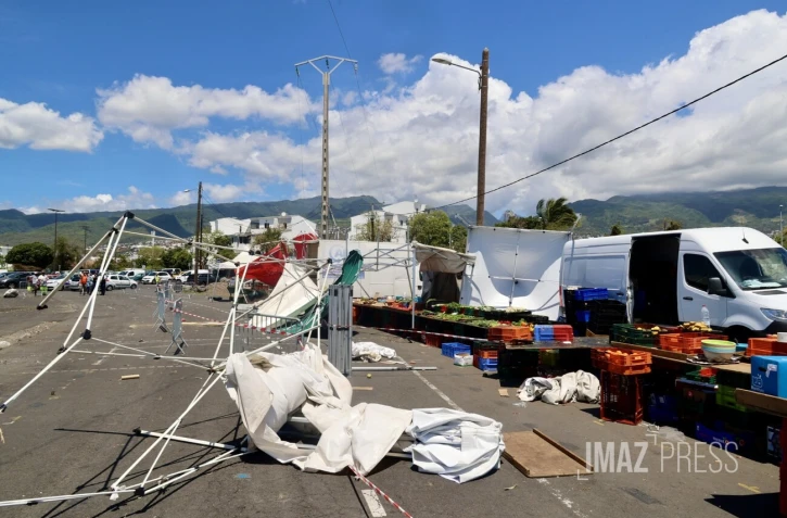 Marché de la Rivière des Galets : emporté par une rafale de vent, un chapiteau percute une ligne à haute tension