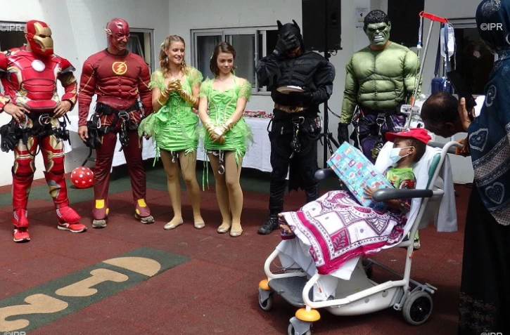 Les superhéros du GIPN à la rencontre des enfants hospitalisés