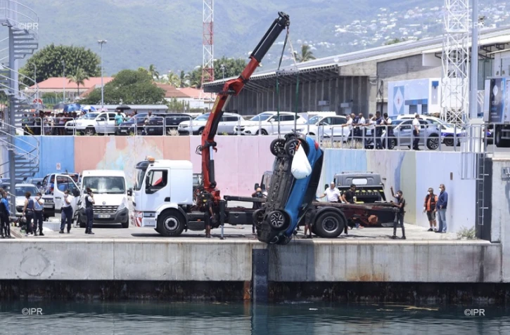 le véhicule repêché dans la darse du port le 27 janvier 2020