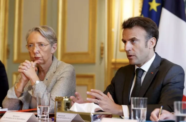 Le président français Emmanuel Macron (d) et la Première ministre française Elisabeth Borne au palais de l'Elysée à Paris, le 18 avril 2023 ( POOL / STEPHANIE LECOCQ )