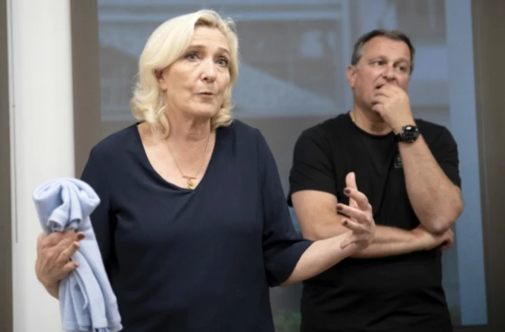 Marine Le Pen (g), présidente du groupe parlementaire du Rassemblement national (RN), et le vice-président du parti et maire de Perpignan, Louis Aliot, le 29 mai 2025 à Nouméa, en Nouvelle-Calédonie ( AFP / Delphine MAYEUR )