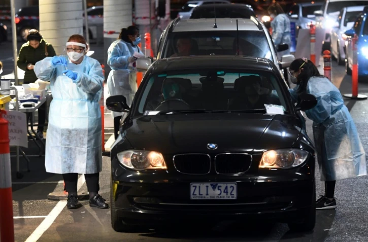 Tests au coronavirus pratiqués dans le parking d'un supermaché à Melbourne le 26 juin 2020