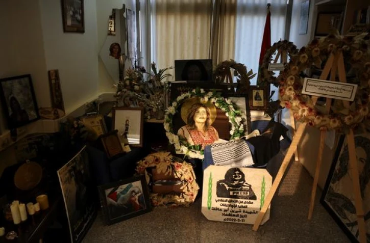  Des photos et d'autres objets sont exposés à la mémoire de la journaliste assassinée Shireen Abu Akleh, dans la pièce qui était autrefois son bureau à la chaîne d'information Al Jazeera, dans la ville de Ramallah, en Cisjordanie, le 9 mai 2023. (AFP) 