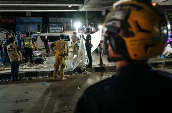 Les secours s'apprêtent à évacuer les corps des victimes de l'incendie d'un bar à Bangkok, le 13 juillet 2026 ( AFP / chanakarn LAOSARAKHAM )