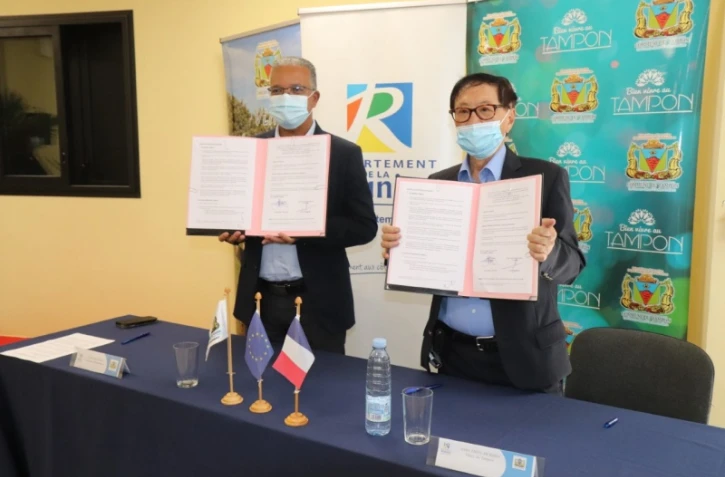 Le Tampon: une convention signée entre André Thien Ah Koon, Maire du Tampon et Cyrille Melchior, Président du Département