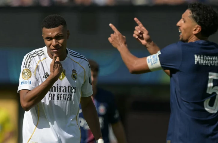 Le capitaine du PSg Marquinhos replace son équipe devant Kylian Mbappé, désemparé, lors de la demi-finale de la Coupe du monde des clubs, le 9 juillet 2025 à East Rutherford (Etats-Unis). (JUAN MABROMATA / AFP)