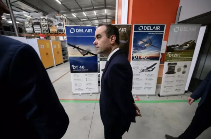 Le ministre des Forces armées, Sébastien Lecornu, visite l'atelier de l'usine de drones Delair à Labège, dans la Haute-Garonne, le 29 février 2024 ( AFP / Lionel BONAVENTURE )