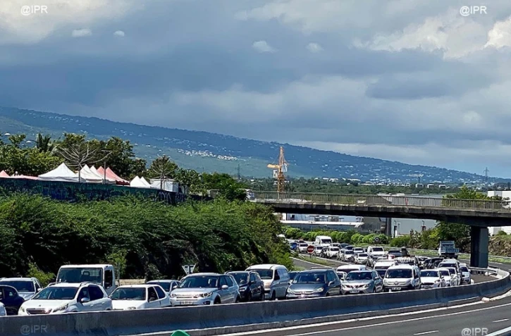 La route du littoral bloquée dans les deux sens entre Saint-Denis et La Possession