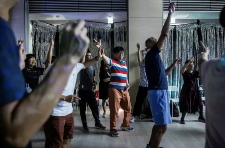 Après-midi disco dans un centre communautaire pour personnes âgées, le 31 juillet 2023 à Hong Kong ( AFP / ISAAC LAWRENCE )