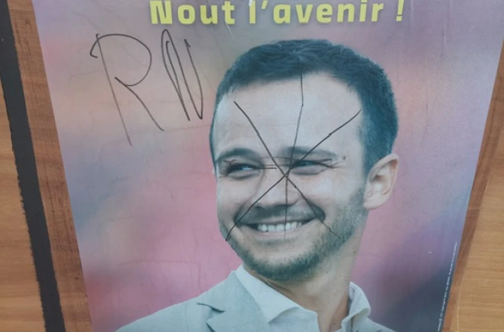 dégradations d'affiches et symboles nazis au tampon 