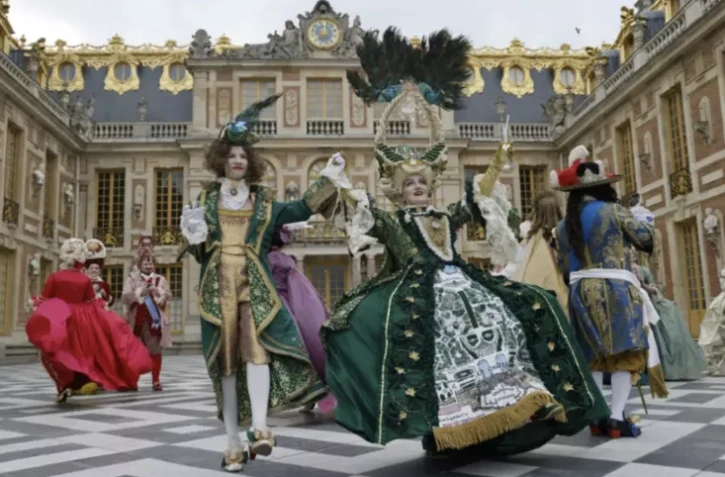 Participants en costumes au rendez-vous annuel des "Fêtes Galantes", au château de Versailles, près de Paris, le 22 mai 2023 ( AFP / Ludovic MARIN )