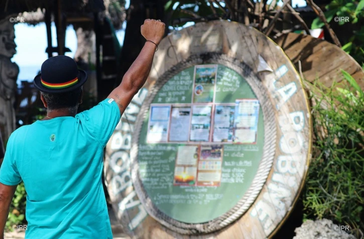 Manifestation contre les paillotes de plage KURR