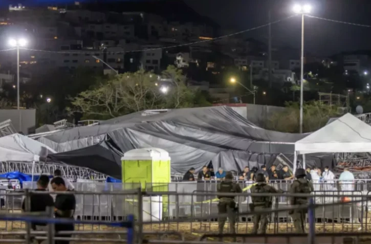 Effondrement d'un chapiteau sur la scène du meeting de campagne du candidat à la présidentielle Jorge Alvarez Maynez, le 22 mai 2024 à San Pedro Garza, dans l'Etat du Nuevo Leon, au Mexique ( AFP / Julio Cesar AGUILAR )