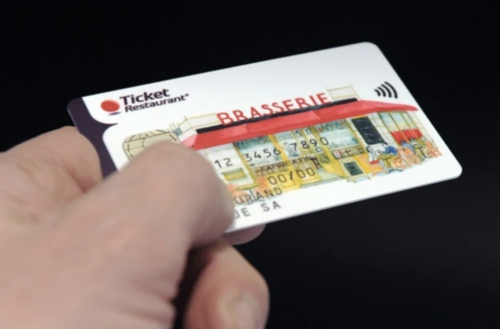 L'Assemblée nationale a adopté mercredi dans l'urgence la prolongation jusqu'à fin 2026 d'une dérogation qui permet d'utiliser les tickets restaurant pour acheter tous les produits alimentaires ( AFP / ERIC PIERMONT )