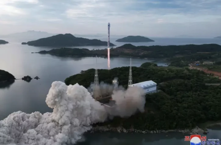 Photo diffusée le 1er juin 2023 par l'agence nord-coréenne Kcna montrant le décollage d'un lanceur de satellite, le 31 mai 2023, avant que la fusée s'abîme en mer ( KCNA VIA KNS / STR )