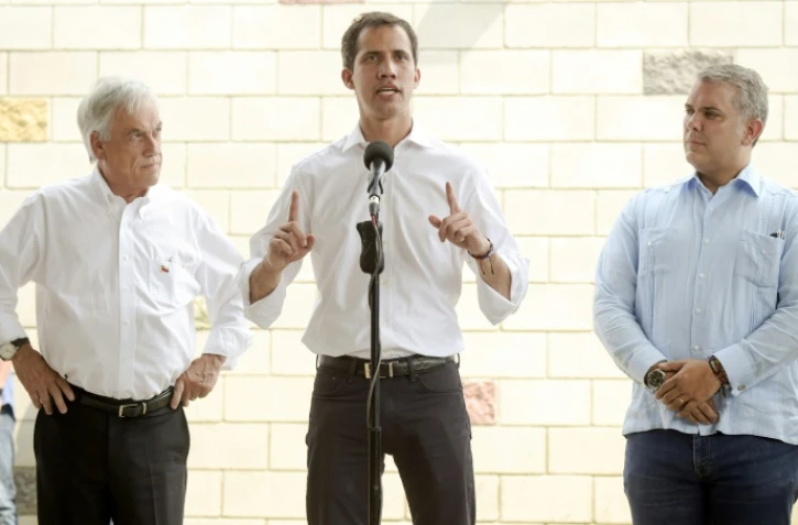 Juan Guaido (au centre) entouré des présidents chilien Sebastian Pinera (à gauche) et colombien Ivan Duque lors d'une conférence de presse à Cucuta (Colombie), le 23 février 2019