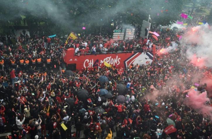 Les joueurs du LOSC défilent dans les rues de Lille à bord d'un bus à impériale pour fêter avec leurs supporters le titre de champions de France, le 24 mai 2021