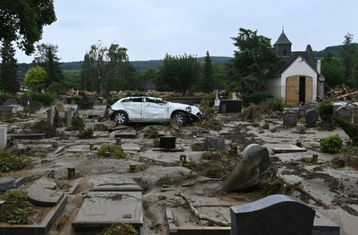 Une épave de voiture dans le cimetère de Neuenahr-Ahrweiler (Allemagne) le 16 juillet 2021