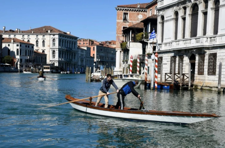 Une gondole sur le grand Canal de Venise, en Italie, le 8 mars 2020